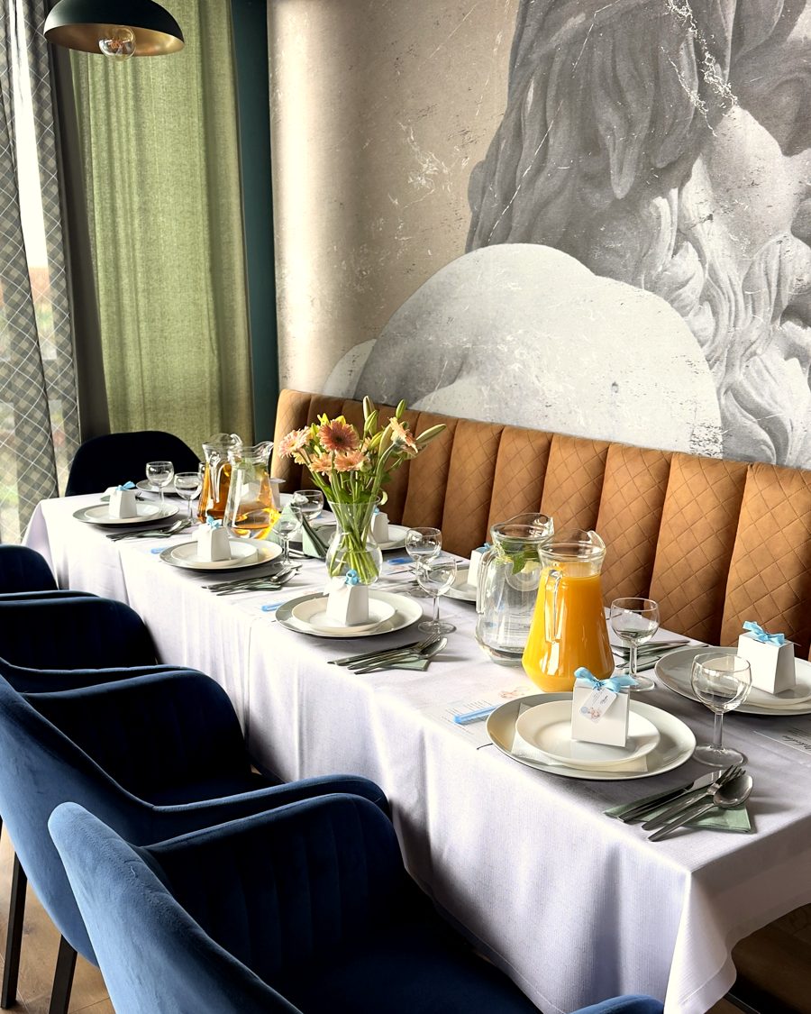 Sala z granatowymi fotelami nakryta na przyjęcie rodzinne