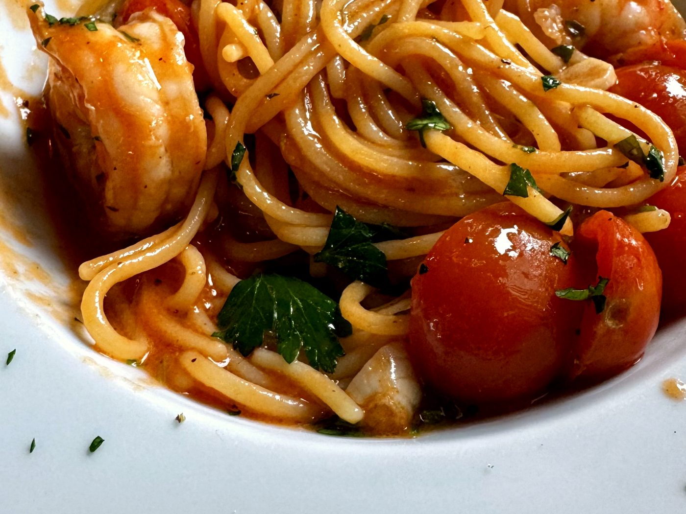 Spaghetti z krewetkami i pomidorkami cherry na ganku San Lorenzo