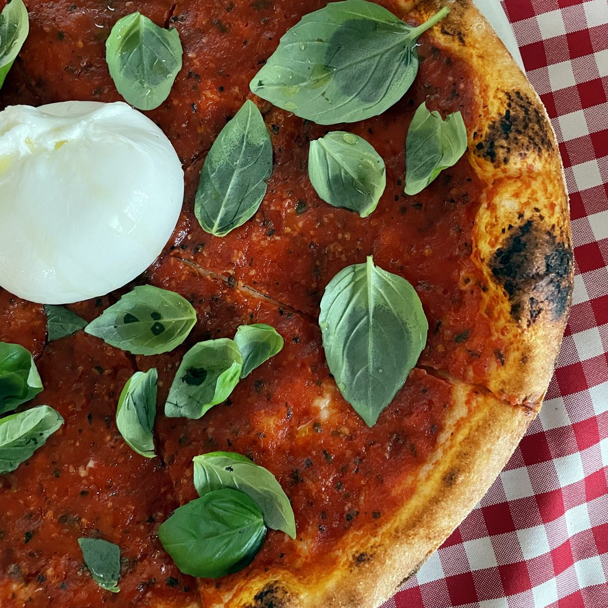 Pizza Burrata z pieca opalanego drewnem